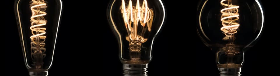 Som ljuskällor i lampor kan till exempel glödlampor, lysrör, lysdioder, halogenlampor och neonlampor användas