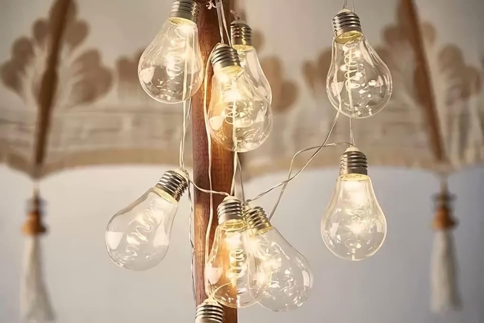 En lampa innehåller en ljuskälla